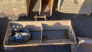 3ft ditching bucket (25mm pins) & hitch - 2