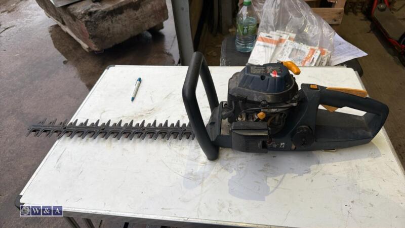 Petrol hedge trimmer