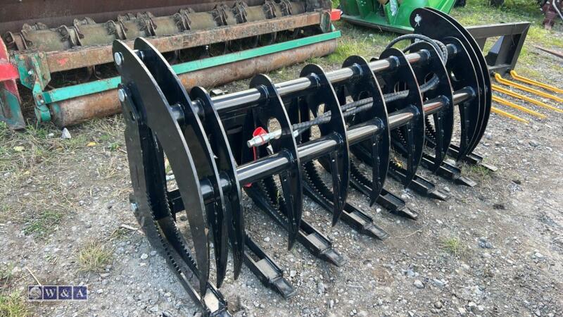 6ft muck / log grab c/w euro brackets (unused)