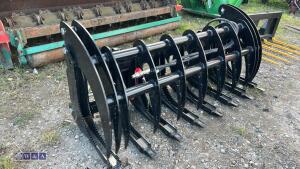 6ft muck / log grab c/w euro brackets (unused)