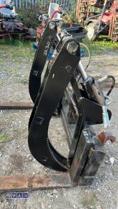 Timber grab c/w euro brackets - 9