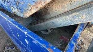 2 x tipping skips - 8