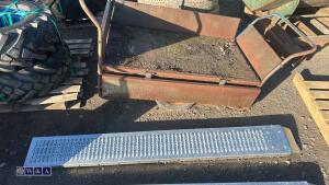 Pair of metal loading ramps - 3