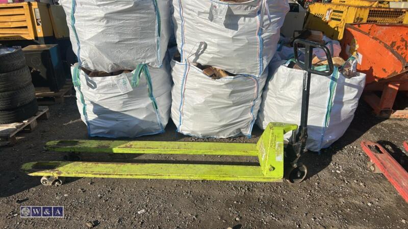Long tined 2500kg manual pallet truck