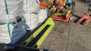 Long tined 2500kg manual pallet truck - 2