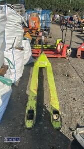 Long tined 2500kg manual pallet truck - 3