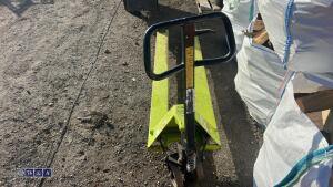 Long tined 2500kg manual pallet truck - 5
