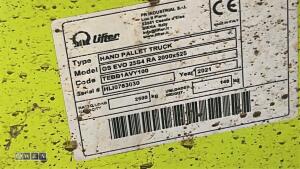 Long tined 2500kg manual pallet truck - 6