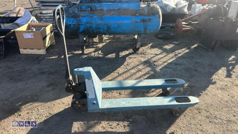 CONQUIP 2500kg manual pallet truck