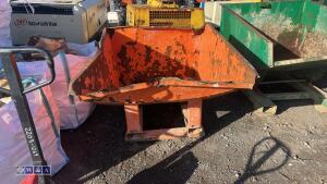 Telehandler tipping skip