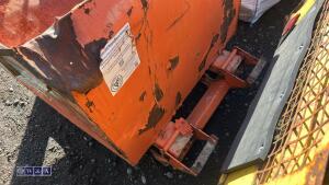 Telehandler tipping skip - 2