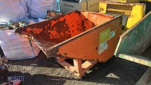 Telehandler tipping skip - 3