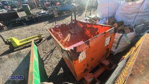Telehandler tipping skip - 4