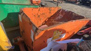 Telehandler tipping skip - 6