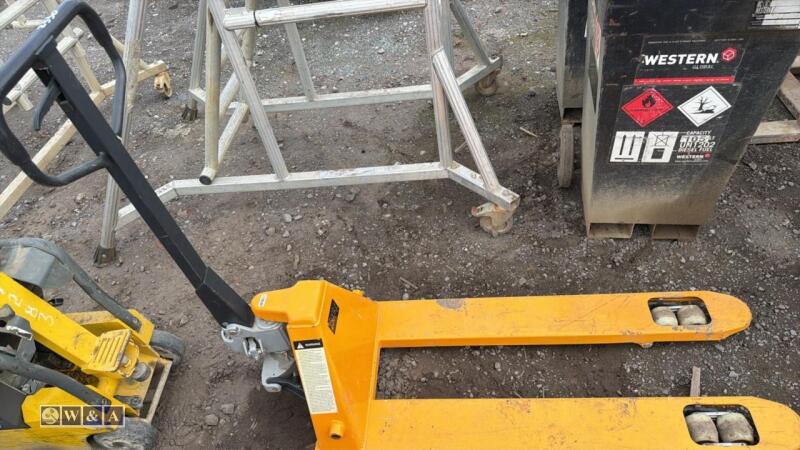 2500kg manual pallet truck