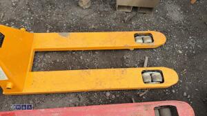 2500kg manual pallet truck - 2