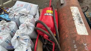 Approx 12 x bags of scangrit, air tank & shot blaster - 4