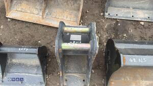 9'' digging bucket c/w bolt on blade to suit 1.5t (35mm pins) - 2
