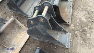 9'' digging bucket c/w bolt on blade to suit 1.5t (35mm pins) - 3