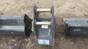 9'' digging bucket c/w bolt on blade to suit 1.5t (35mm pins) - 4