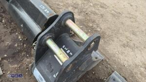 9'' digging bucket c/w bolt on blade to suit 1.5t (35mm pins) - 5