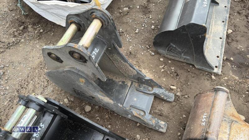9'' digging bucket c/w teeth to suit 3t (35mm pins)