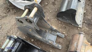 9'' digging bucket c/w teeth to suit 3t (35mm pins)