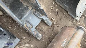 9'' digging bucket c/w teeth to suit 3t (35mm pins) - 2