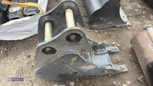 9'' digging bucket c/w teeth to suit 3t (35mm pins) - 3