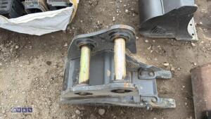 9'' digging bucket c/w teeth to suit 3t (35mm pins) - 4