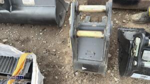 9'' digging bucket c/w teeth to suit 3t (35mm pins) - 5