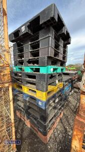 Quantity of plastic pallets - 2