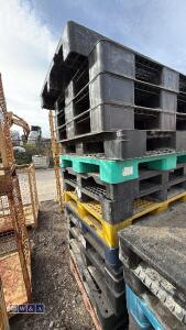 Quantity of plastic pallets - 3