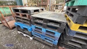 Quantity of plastic pallets - 4