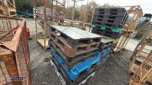 Quantity of plastic pallets - 5