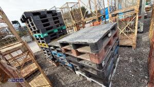 Quantity of plastic pallets - 6