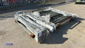 Pair of stirling gates & posts (approx 2.2m, 4.8m) (cast iron) - 2