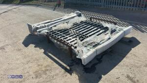 Pair of stirling gates & posts (approx 2.2m, 4.8m) (cast iron) - 4
