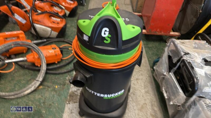 GUTTER SUCKER gutter cleaning machine c/w set of carbon fibre poles