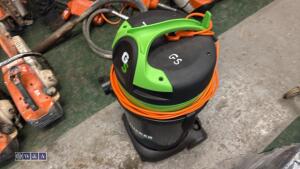 GUTTER SUCKER gutter cleaning machine c/w set of carbon fibre poles - 4