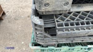 Plastic foldable pallet box