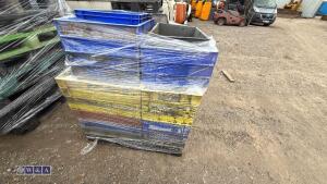 Pallet of plastic trays - 2