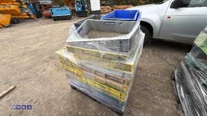 Pallet of plastic trays - 4