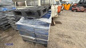 Pallet of plastic trays - 2