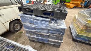 Pallet of plastic trays - 3