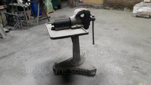 J CARTER & Co pedestal mounted vice