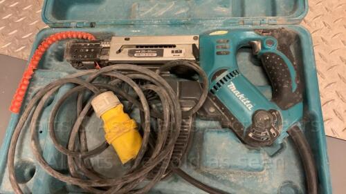 MAKITA 6843 110v auto screw gun c/w case