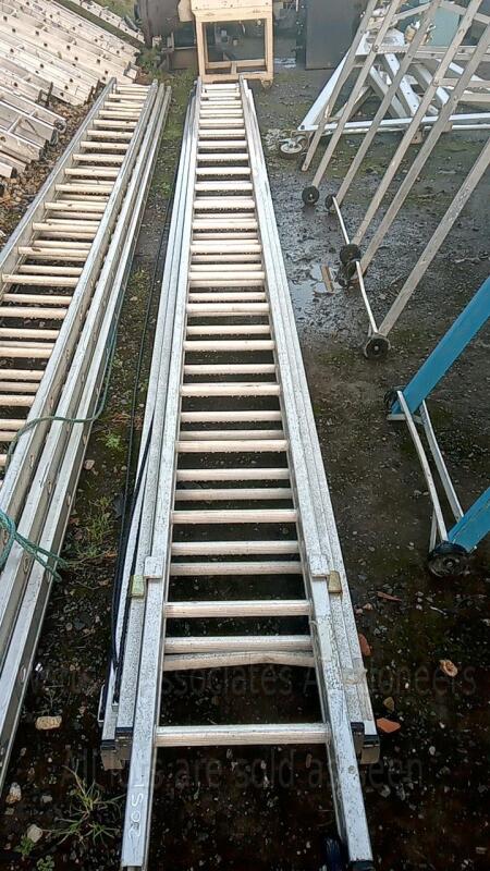 Large aluminium triple extendable ladder