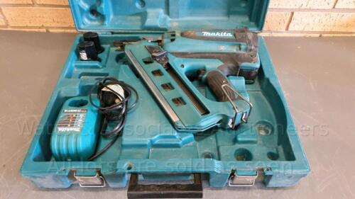 MAKITA GN900 cordless nail gun c/w case