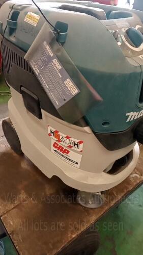 MAKITA 240v industrial vacuum